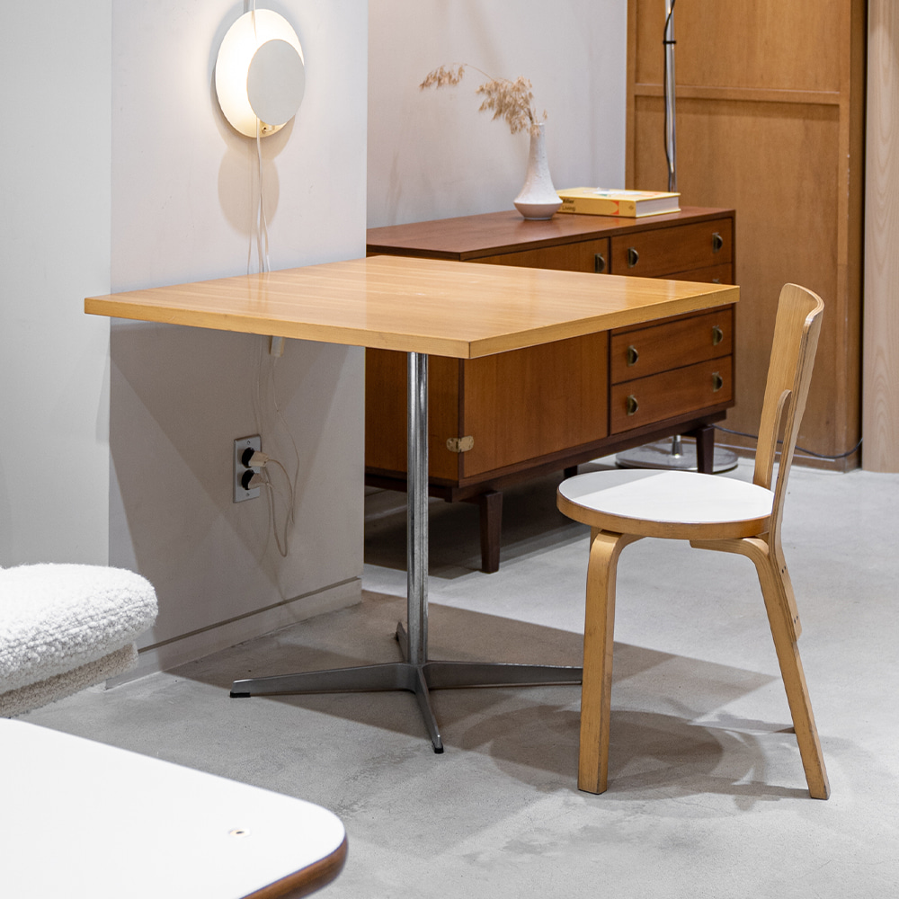 Shaker Table by Arne Jacobsen
